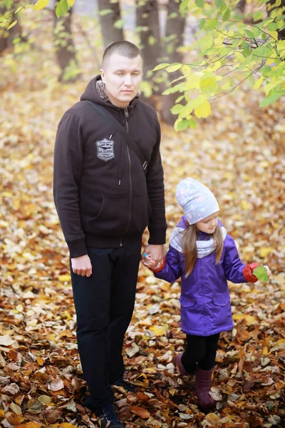 Giovane Famiglia Una Passeggiata Nel Parco Autunnale Nella Giornata Sole — Foto Stock