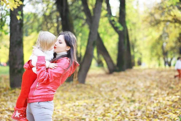 秋の公園を散歩する子供たち 公園の葉が落ちる 家族だ — ストック写真