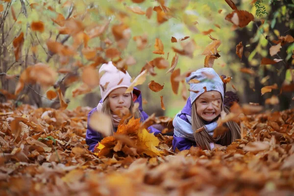 Familia Joven Paseo Por Parque Otoño Día Soleado Felicidad Estar —  Fotos de Stock