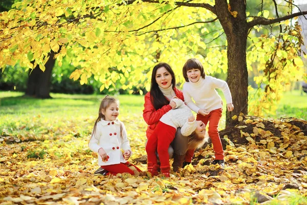 Children Walk Autumn Park Leaf Fall Park Family Fall Happiness — Stock Photo, Image