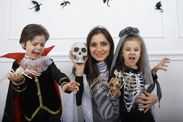 Familia Feliz Con Los Niños Trajes Bruja Vampiro Una Casa —  Fotos de Stock