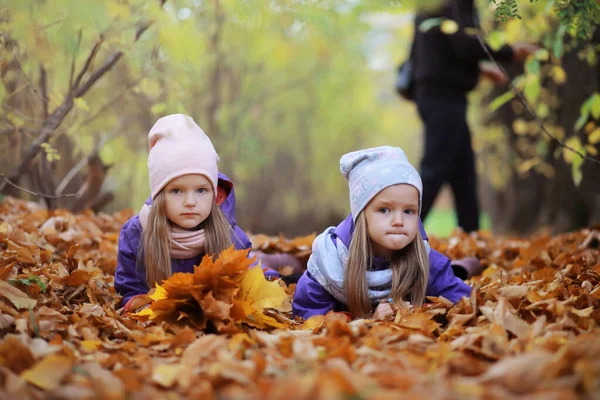 Junge Familie Bei Einem Spaziergang Herbstpark Einem Sonnigen Tag Das — Stockfoto