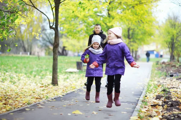Barn För Promenad Höstparken Löv Faller Parken Familjen Fall Lycka — Stockfoto