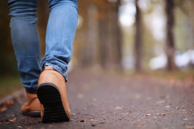 Sonbahar konsepti. Yaya ayaklar yolda. Yaya yolunda sonbahar yaprakları.