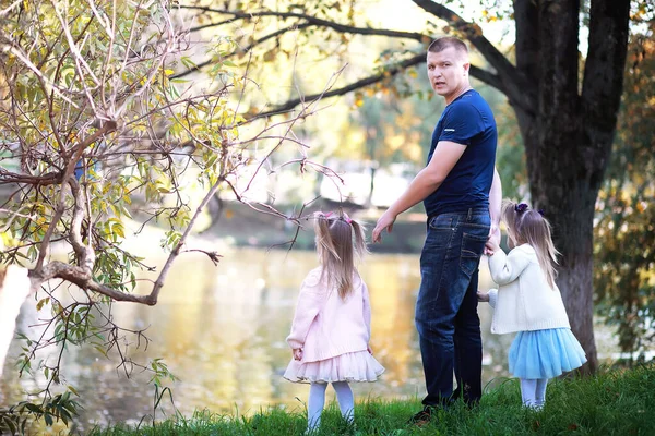 Bladeren Vallen Het Park Kinderen Voor Een Wandeling Het Herfstpark — Stockfoto