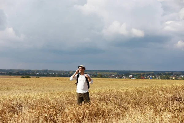 Турист Поле Злаковых Растений Человек Пшеничном Поле Урожай Зерна — стоковое фото