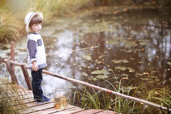 Niño Está Pescando Mañana Otoño Puesta Sol Otoño Estanque Pescador —  Fotos de Stock