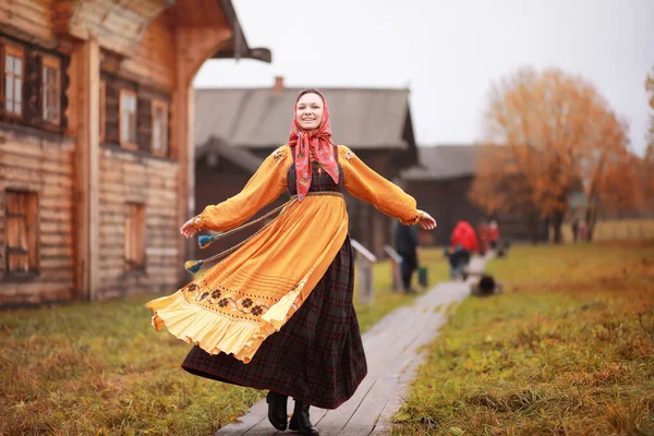 Концепция Древних Традиций Славянский Карнавал Обряды Танцы Гадания Одежды Европейских — стоковое фото