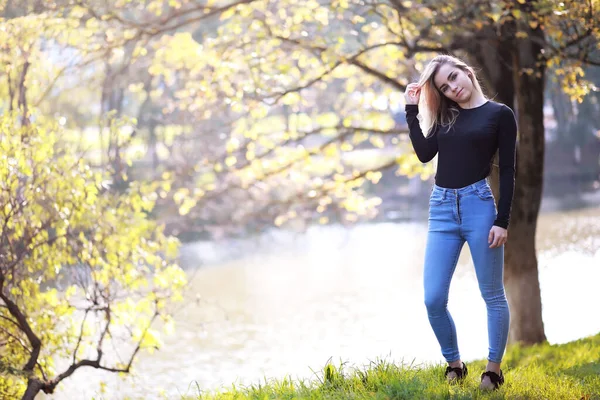 Молодая Красивая Девушка Прогулке Осеннем Парке Листья Падают Городском Парке — стоковое фото