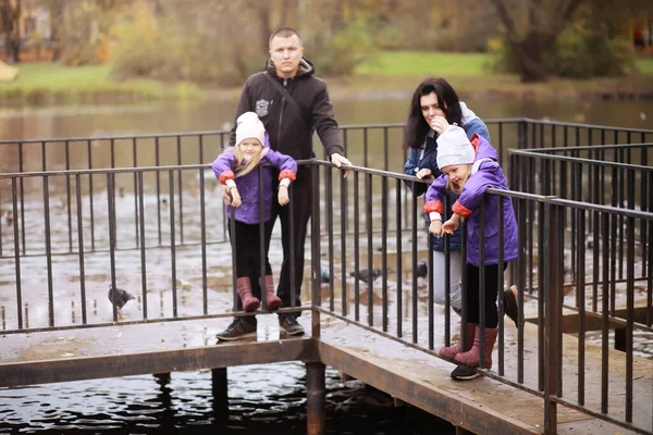 Jonge Familie Een Wandeling Het Herfstpark Zonnige Dag Geluk Samen — Stockfoto