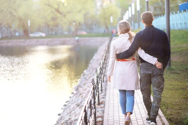 Man Och Förälskad Flicka Första Dejten Höstens Stadspark — Stockfoto