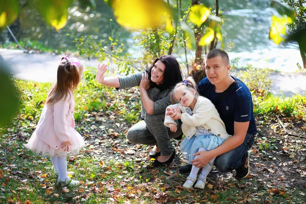 Caduta Foglie Nel Parco Bambini Una Passeggiata Nel Parco Autunnale — Foto Stock