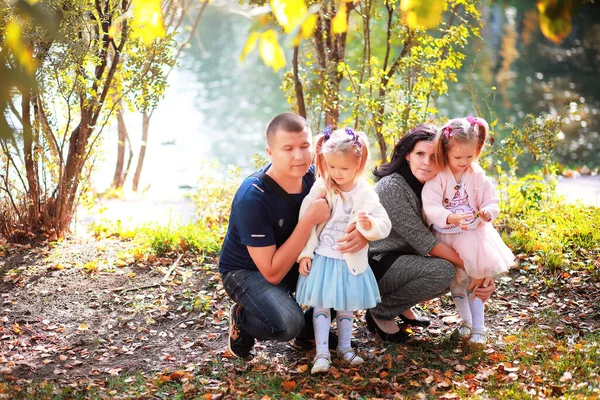 Caída Hojas Parque Niños Dando Paseo Por Parque Otoño Familia —  Fotos de Stock