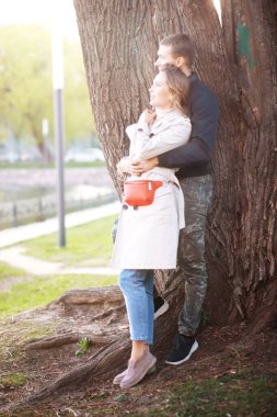 Bir adam ve bir kız birbirlerine aşık. Sonbahar parkında ilk buluşmalarında..