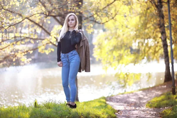 Jeune Belle Fille Promenade Dans Parc Automne Feuille Tombe Dans — Photo