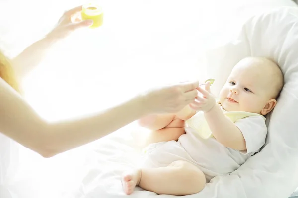 Concept Maternité Une Jeune Mère Nourrit Son Petit Bébé Premier — Photo