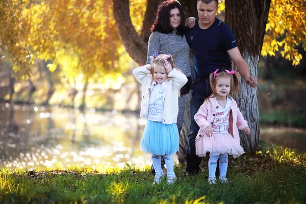 Caduta Foglie Nel Parco Bambini Una Passeggiata Nel Parco Autunnale — Foto Stock