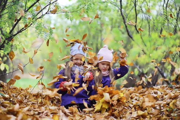 Kinder Spazieren Herbstpark Laubfall Park Familie Sturz Glück — Stockfoto