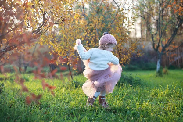 Jeune Famille Promenade Dans Parc Automne Par Une Journée Ensoleillée — Photo