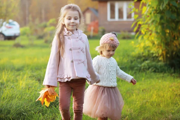 Jeune Famille Promenade Dans Parc Automne Par Une Journée Ensoleillée — Photo