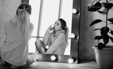 Genç bir kız öğrenci rahat bir kanguruda dinleniyor.