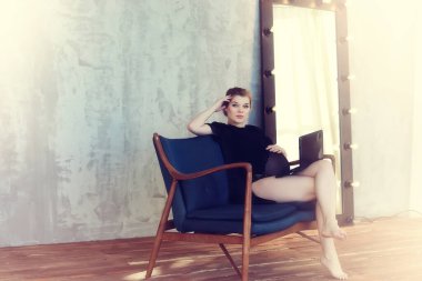 Evde poz veren hamile ve güzel bir kız.