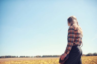 Sonbaharda tarlada şapkalı bir kovboy.