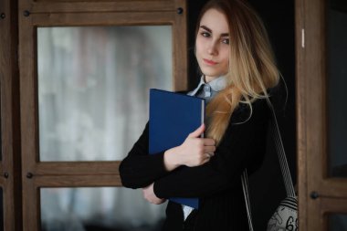 Sınıftan önce genç, güzel sarışın kız öğrenci.