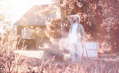 Sunse akşam bir sebze bahçesi sulama Adam çiftçi