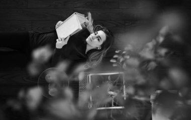 Genç bir kız büyük bir apartman dairesinde dinleniyor.