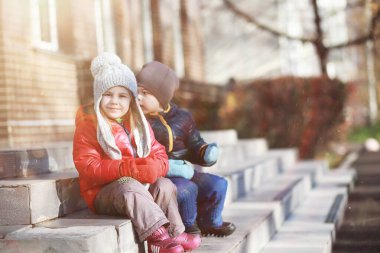 Çocuklar sonbahar parkında sonbaharda yürürler