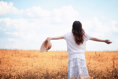 Doğada hamile bir kadın sonbaharda yürüyüşe çıkıyor.