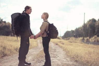 Bir sırt çantası ile yürüyerek seyahat