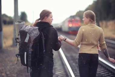 Bir sırt çantası ile yürüyerek seyahat