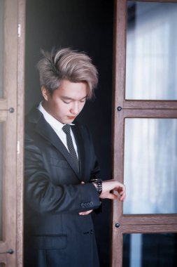 Klasik beyaz gömlek ve kravatlı genç Asyalı iş adamı