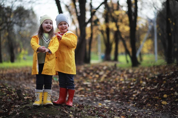 Los Niños Caminan Parque Otoño Fal — Foto de Stock