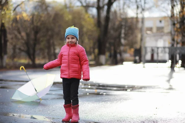 Діти Гуляють Осінньому Парку Фоні — стокове фото