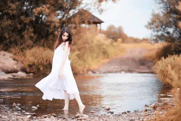 Schwangere Frau Spaziert Herbst Der Natur — Stockfoto