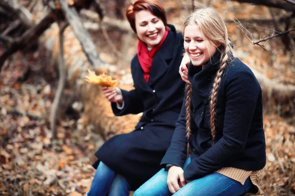 Teen Girl Mother Walking Autumn Garden — Fotografia de Stock