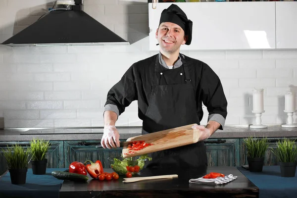 Homem Cozinheiro Preparando Comida Mesa Cozinha Vegetais — Fotografia de Stock