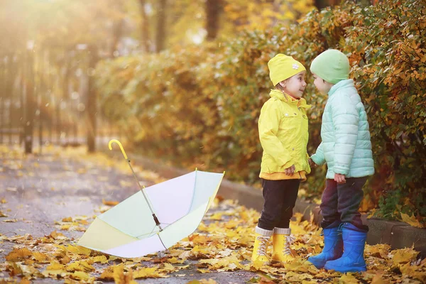 아이들은 울타리에 공원을 걷는다 — 스톡 사진