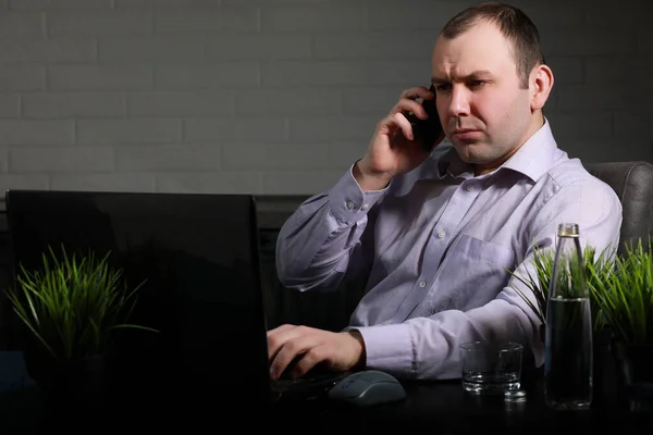 Mann Sitzt Schreibtisch Und Arbeitet Einem Lapto — Stockfoto