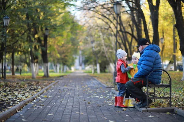 Gyerekek Ősszel Sétálnak Őszi Parkban — Stock Fotó
