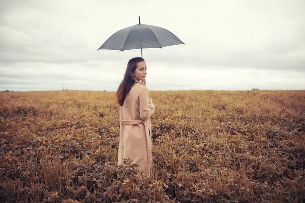 Jeune Fille Automne Dans Temps Pluvieux — Photo