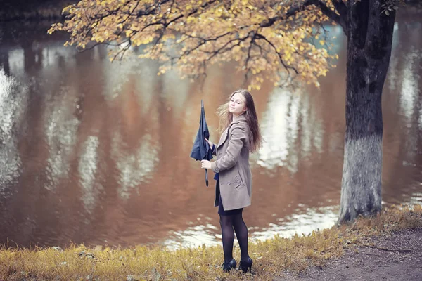 Giovane Ragazza Cappotto Nel Parco Autunnale — Foto Stock