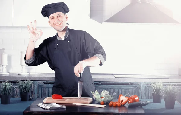Μάγειρας Άνθρωπος Προετοιμασία Των Τροφίμων Στο Τραπέζι Της Κουζίνας Των — Φωτογραφία Αρχείου