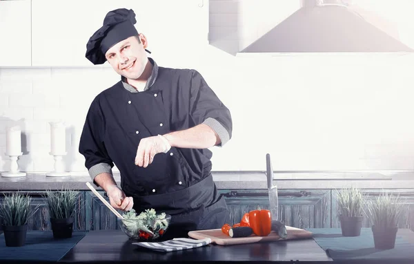 Homem Cozinheiro Preparando Comida Mesa Cozinha Vegetais — Fotografia de Stock