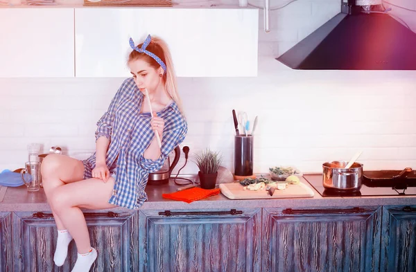 Uma Menina Bonita Cozinha Prepara Jantar — Fotografia de Stock