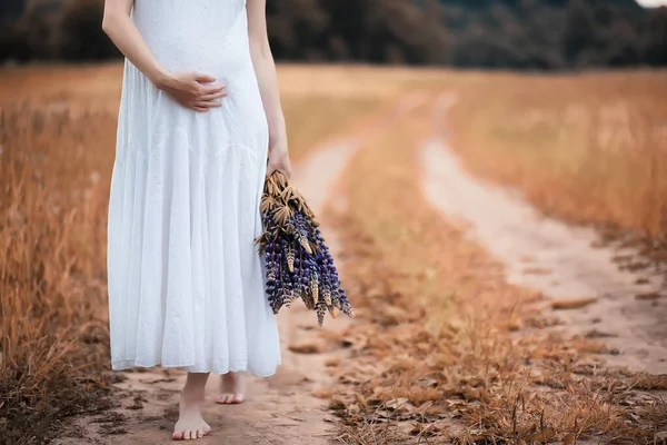 Zwangere Vrouw Natuur Voor Een Wandeling Herfst — Stockfoto