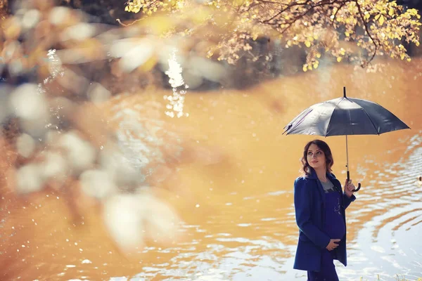 Femme Enceinte Promenade Dans Parc — Photo